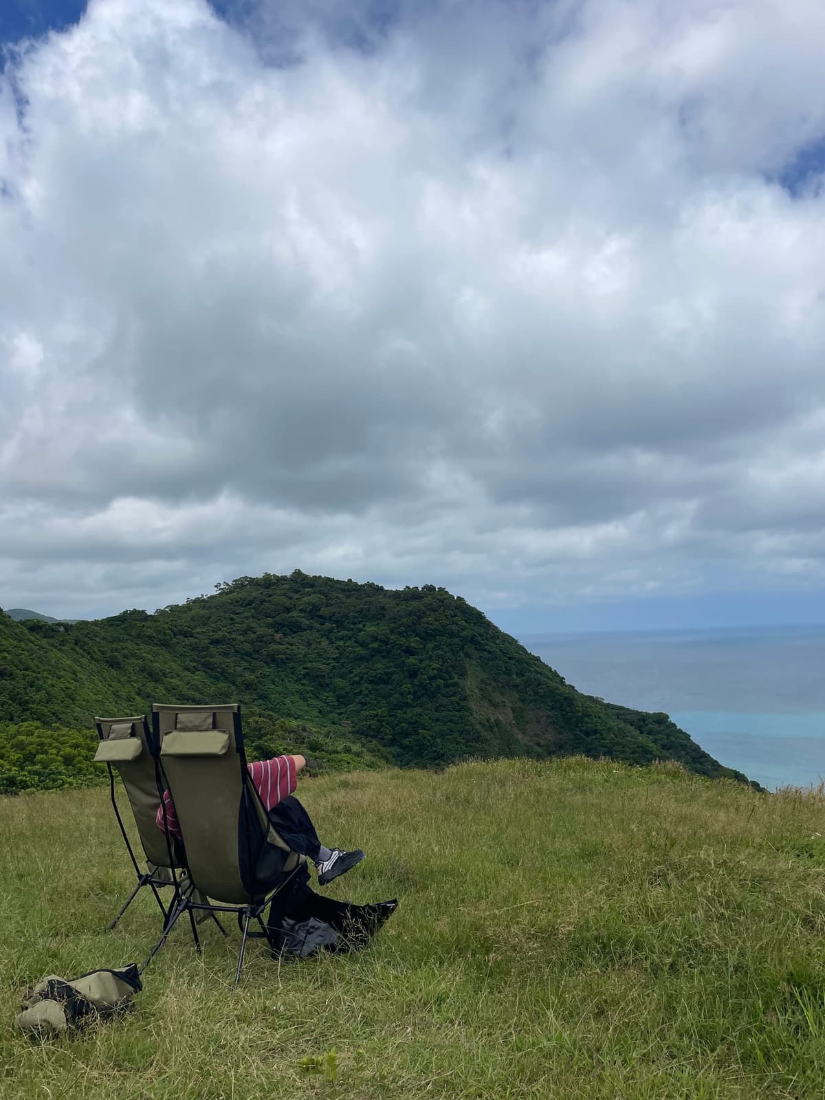 那天下午，我們帶著露營椅坐在旭海看海